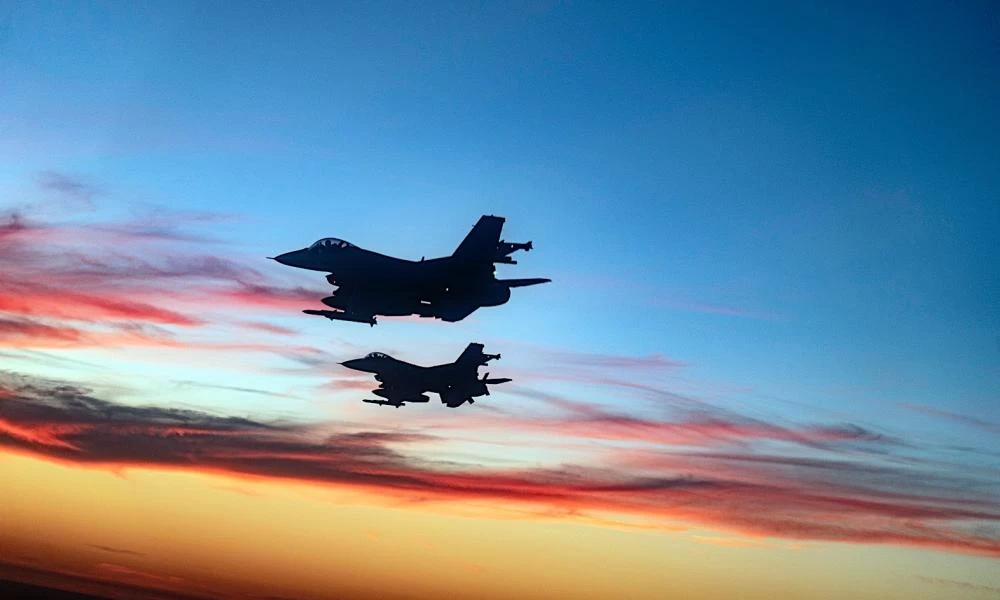 Η USAF δείχνει μια σπάνια κοντινή λήψη του F-16 Fighting Falcon που πετά πάνω από αγώνες NASCAR (εικόνες)